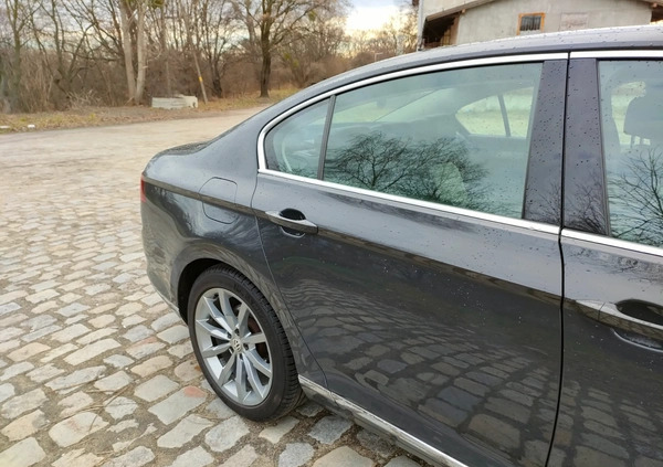 Volkswagen Passat cena 74000 przebieg: 192000, rok produkcji 2017 z Wrocław małe 232